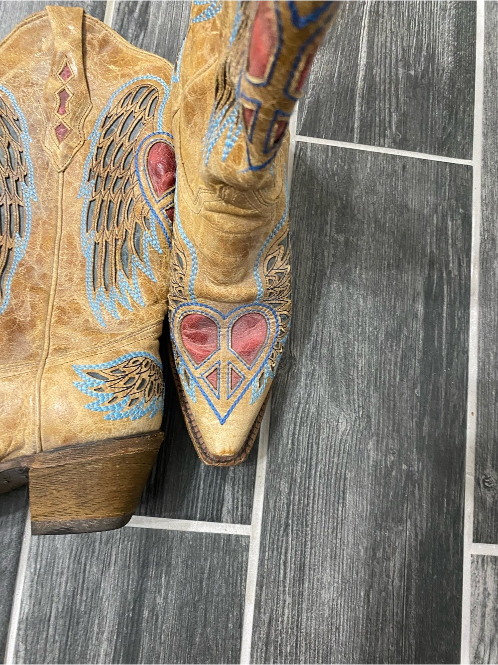 Corral Vintage Heart and Wing Boots 8M - Picture 2 of 10